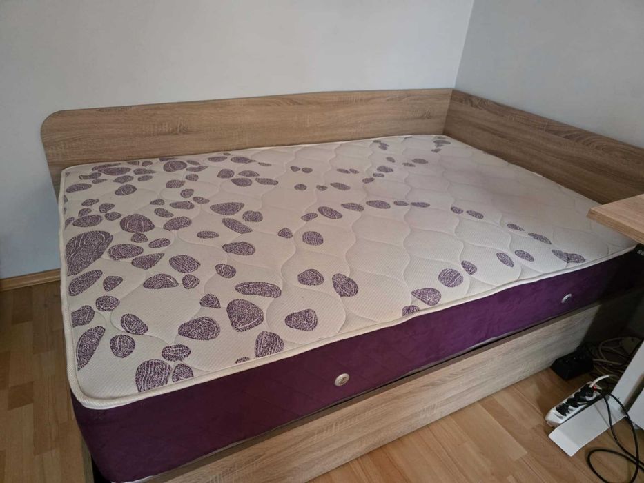 Продавам 2 броя качествени легла с матраци, размер 120x190 см