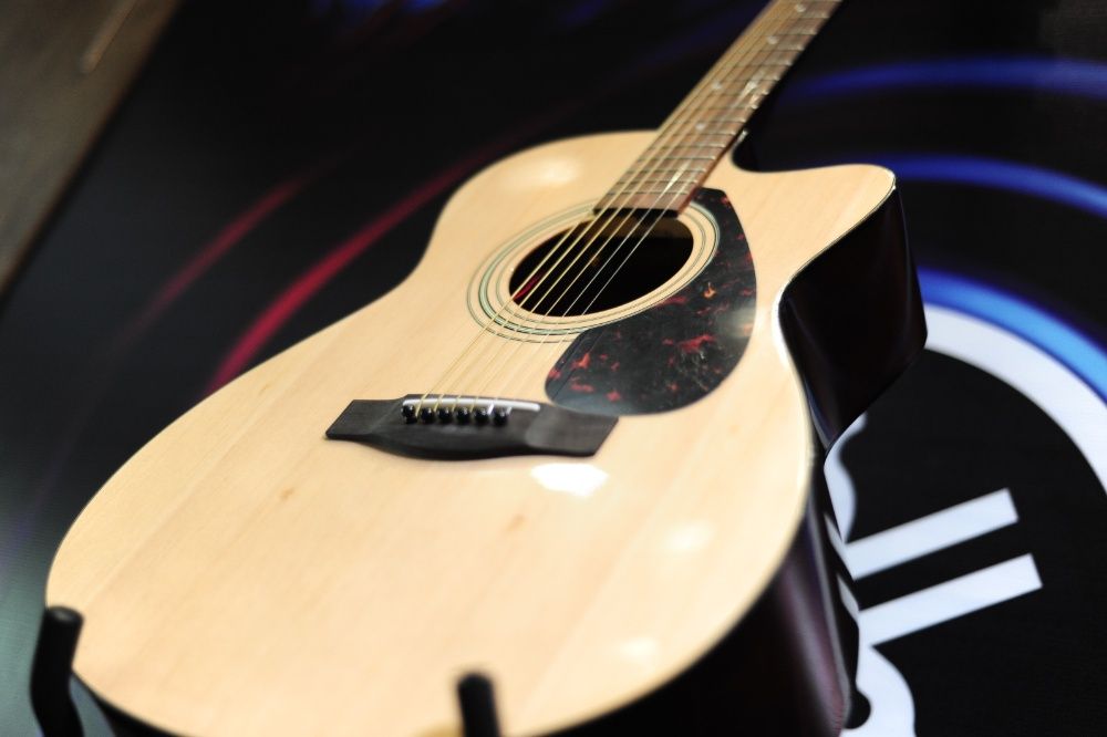 Электро акустическая гитара YAMAHA FSX-315CN c вырезом