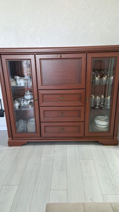 Продам сервант для посуды