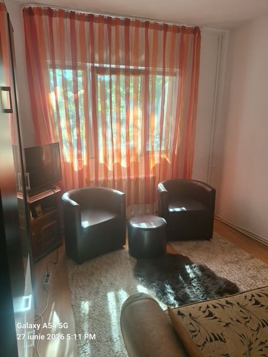 Vind apt 2 camere decomandat etj.1