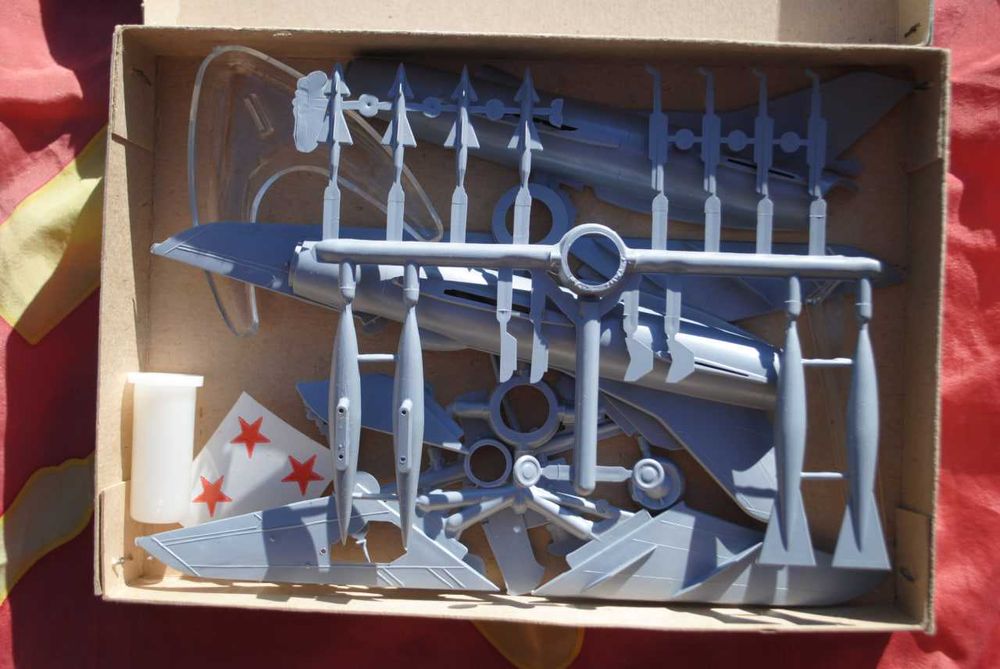 Сборная модель самолета МиГ-19 (НПО “Вектор”, СССР, 1:72). РАРИТЕТ.