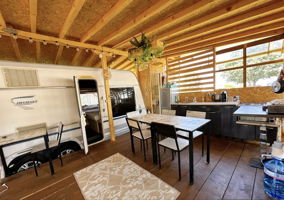 Каравана Fend Diamant 590+изграден навес