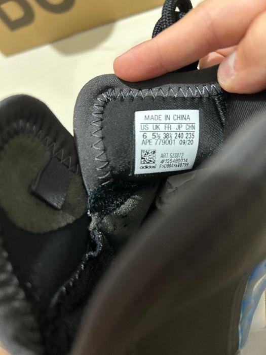 Yeezy Quantum noi cu eticheta