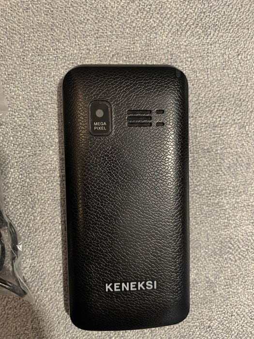 Кнопочный телефон keneksi с наушниками