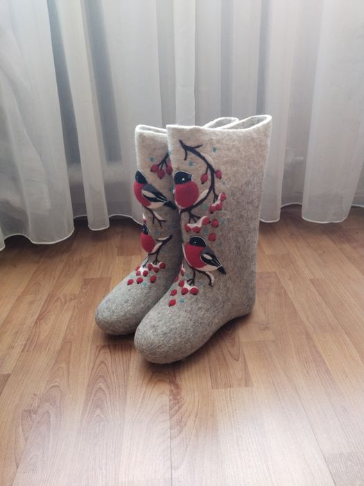 Валенки ручной работы с вышивкой (снегири).