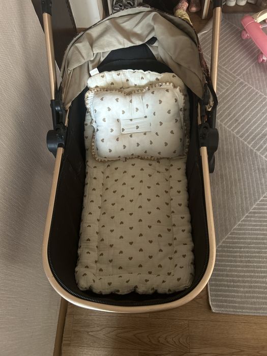 Модная коляска в отличном состоянии