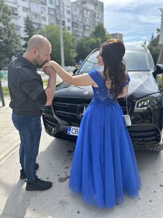 Бална рокля в кралско син цвят