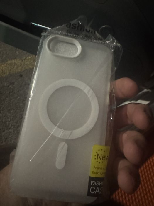 Чехол на iphone 16e подарю