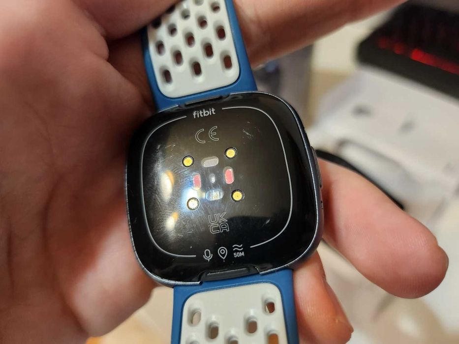 Fitbit Versa 4 с кутия, гаранция и 2 каишки