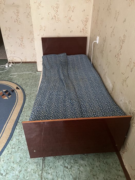 Односпальная кровать с матрасом