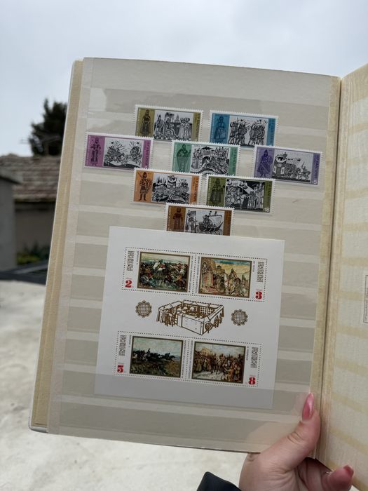 Голям класьор с различни пощенски марки