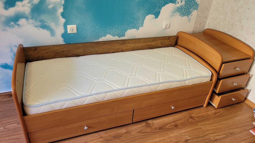 Детско легло с матрак,шкаф, и подарък к-кт чаршафи с ластик и цип