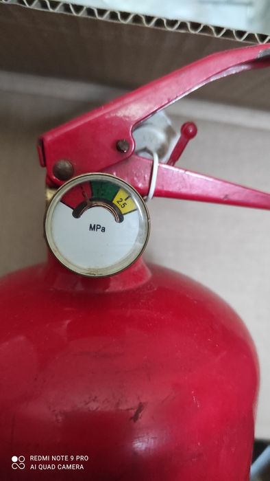 Балон   газовый и огнетушитель.