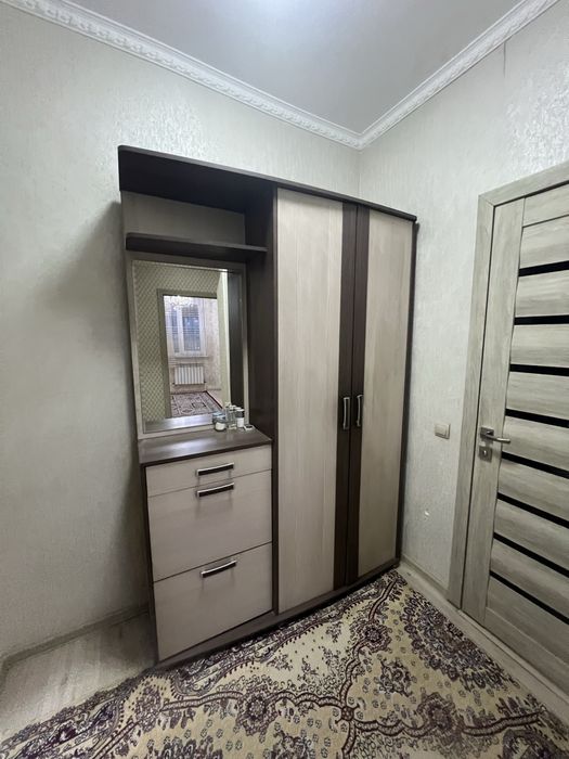 Шкаф гардероб с зеркалом.