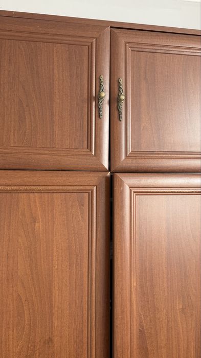 Шкаф коричневого цвета для одежды