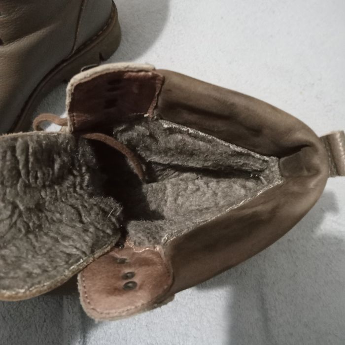 Vând bocanci din piele,blăniți, Nr 37 preț 45 lei