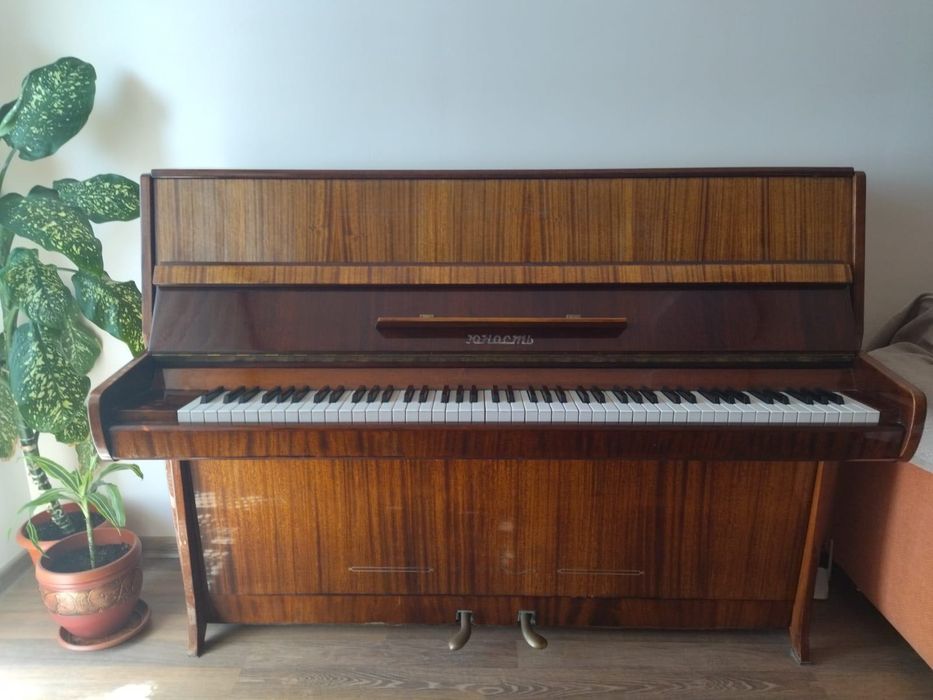 Пиано Юность - много добро състояние