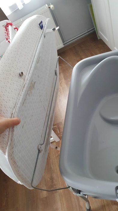 Masa de infasat bebe cu cadita de baie chicco