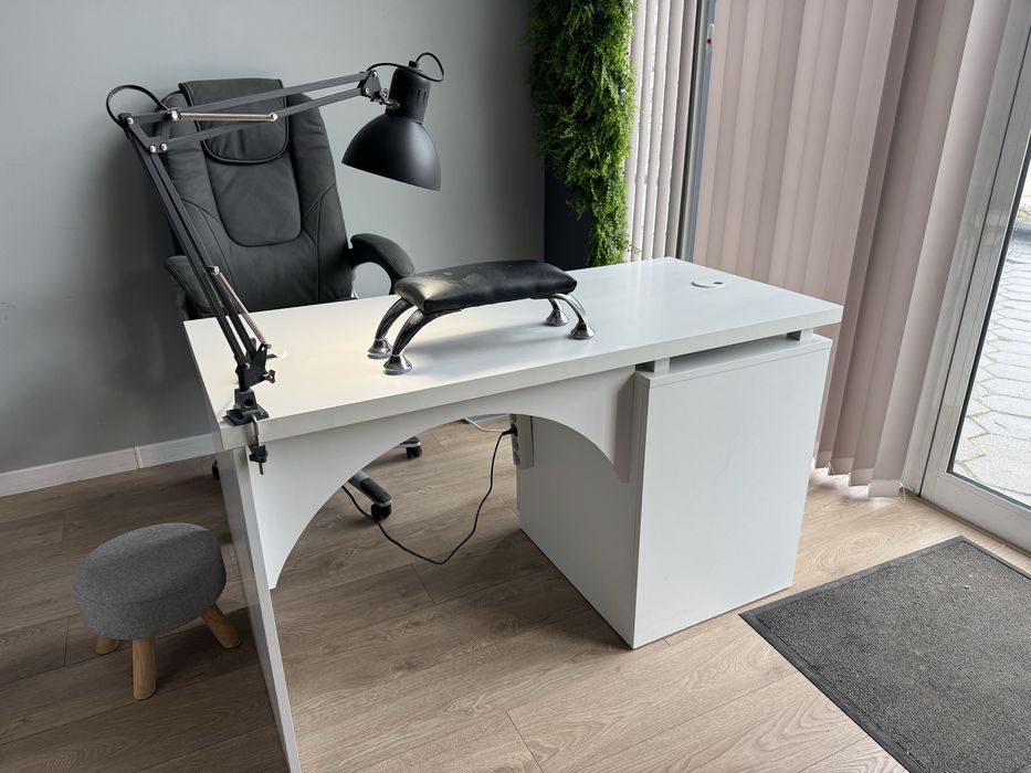 Продавам професионални маси за маникюр + столове – комплект