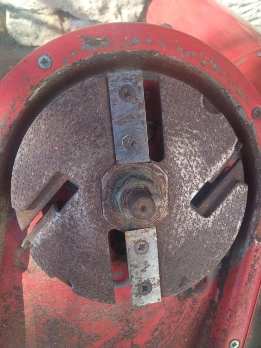 Дробилка за клони, листа, храсти. 
Смила клоните на талаж. 
Широк отво