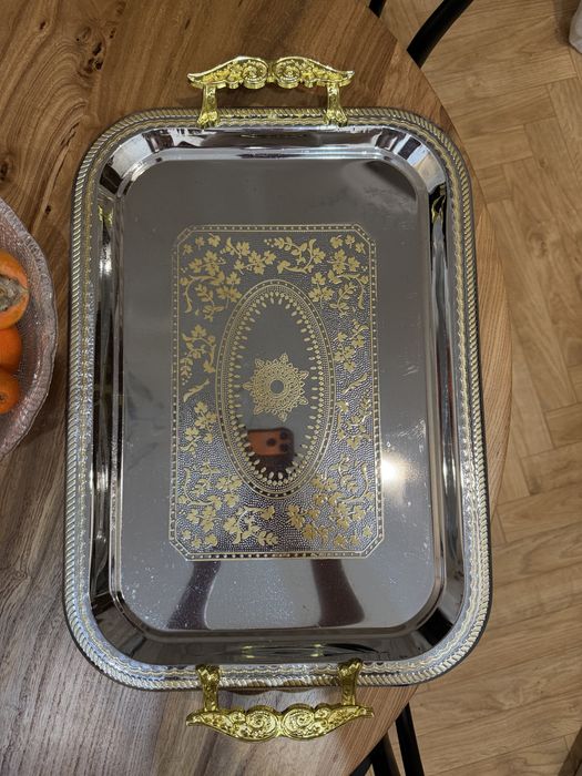 Продаю поднос ,состояние нового