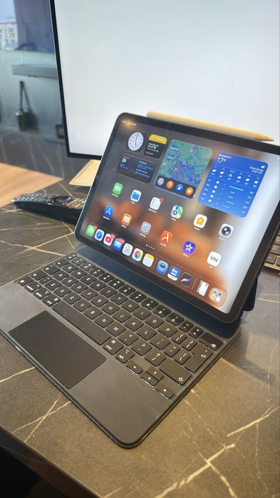 iPad Pro M1 2021 3rd Gen 256GB Magic Keyboard