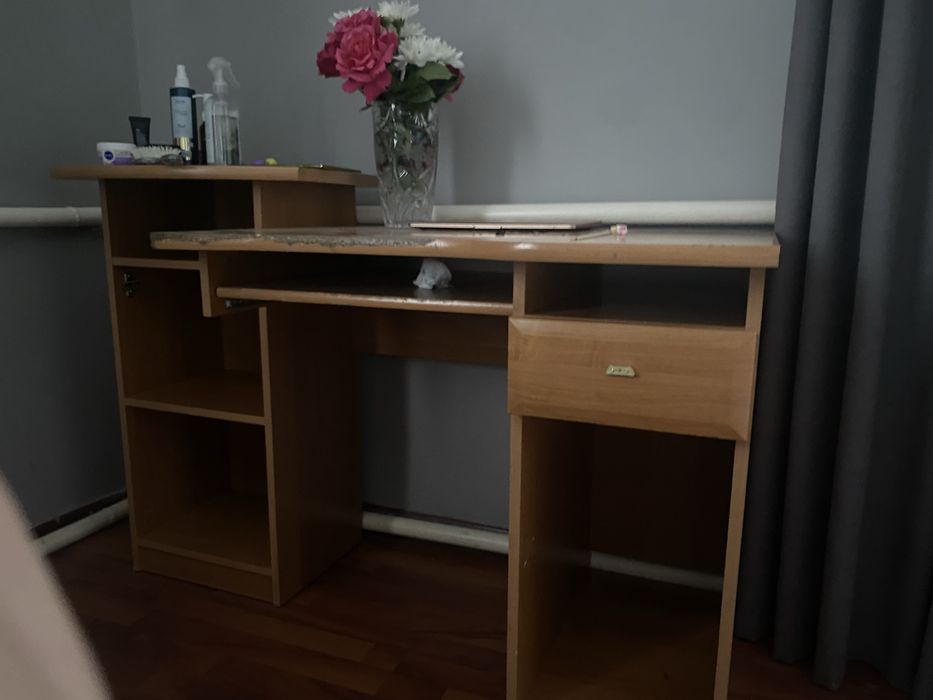 Письменный стол,деревянный и с шкафчиком