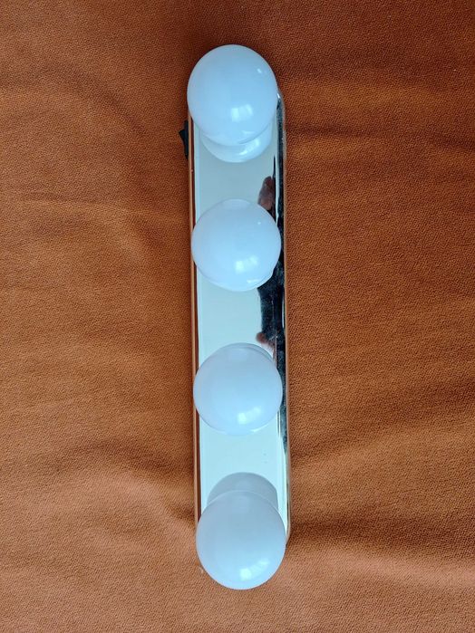 Lampa portabila pentru machiaj, 4 becuri LED, ventuze incluse, Urban Trends