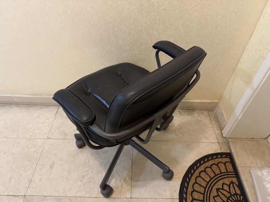 Кожен офисен стол