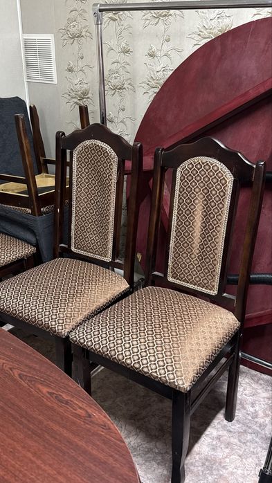 Стол Стулья для гостей