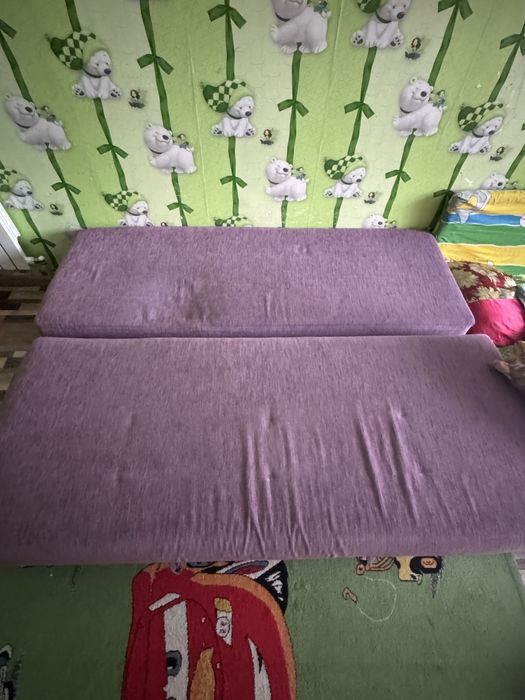 диван фиолетовый