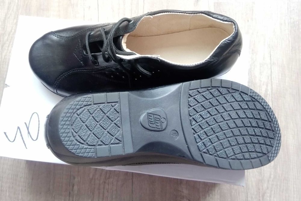 дамски обувки номер 40, стелка 25см. полвинки- работни- Бартер