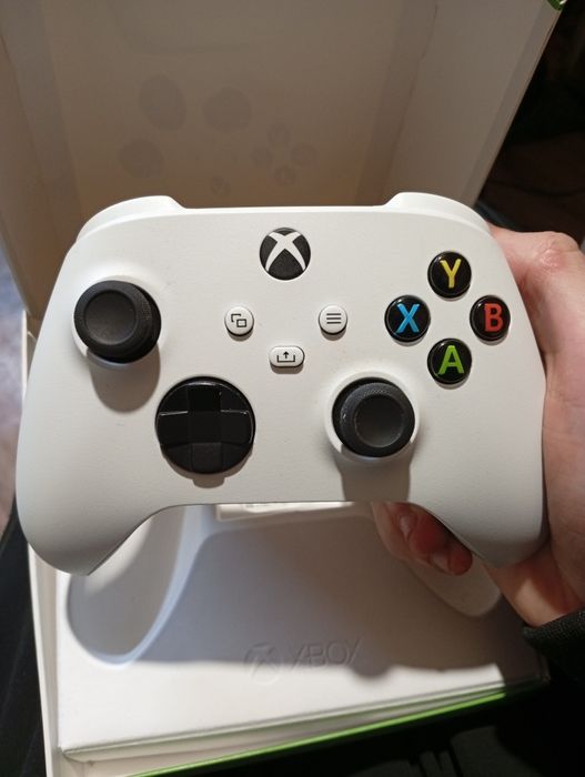 Продаю 2 джойстика Xbox белый и красный