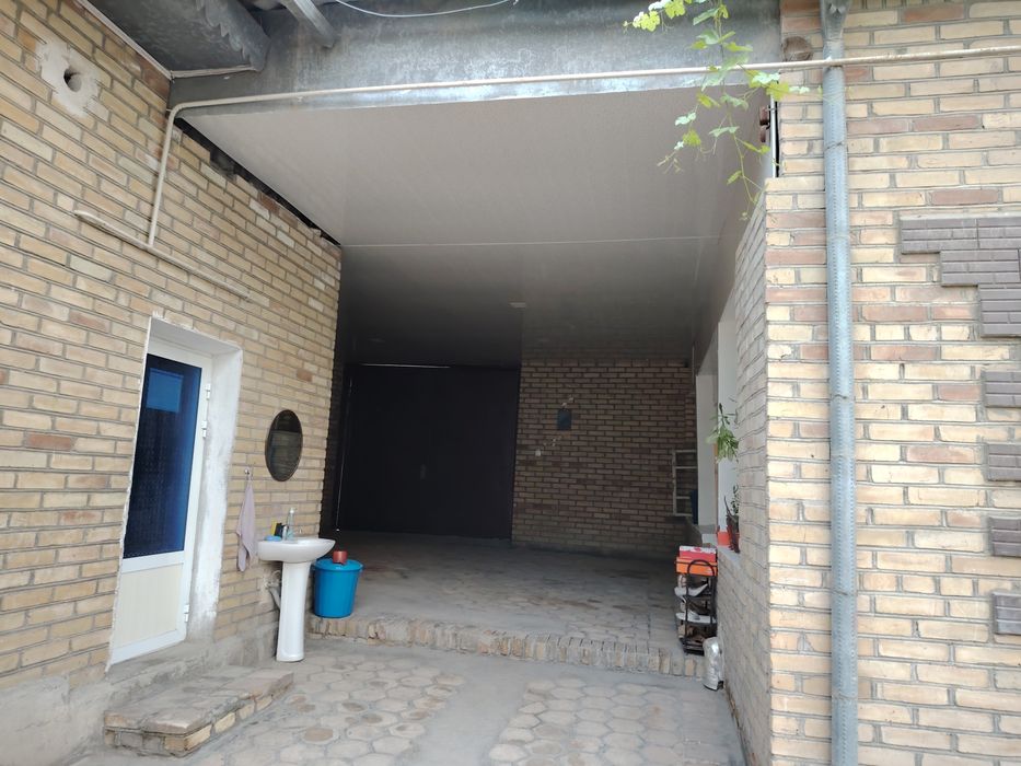 Шахар  марказида  жойлашган  барча  кулайликларга  эга  ховли  тезда