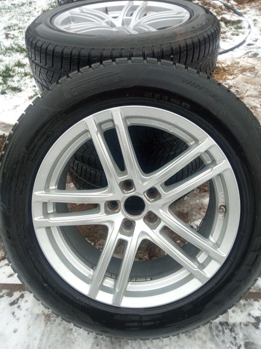 Vând 4 genti cu cauciucuri R18