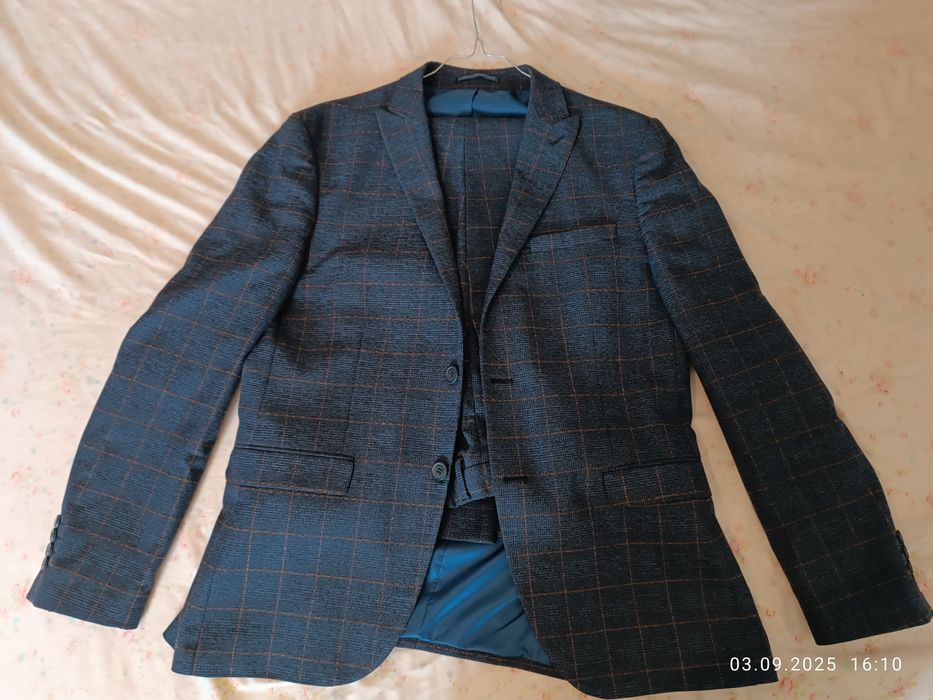 Костюми Андрюс веднъж обличани