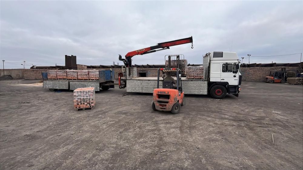 Манипулятор, погрузка и доставка кирпича / стройматериалов