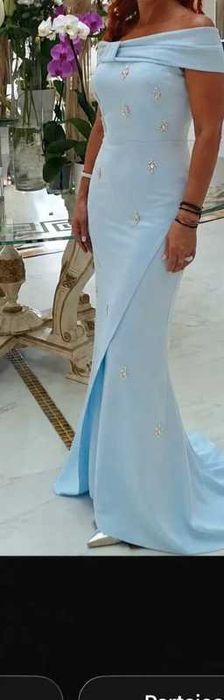 Vand rochie superba, marime M, usor elastica, foarte comoda.