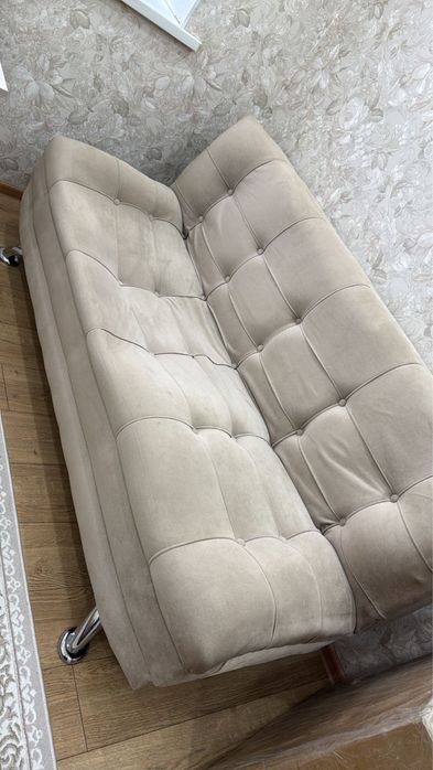 Отдам диван даром.