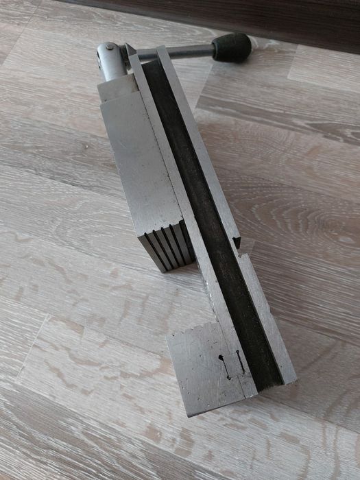 Продаю.   тиски.