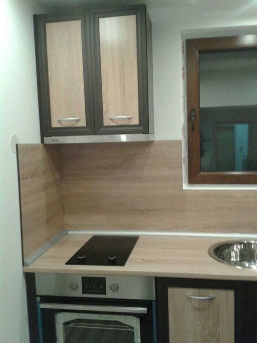 Продавам комплект модулна кухня с уредите,шкафовете са стандартни,245/165,