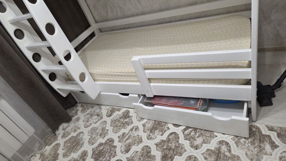 Двухярусная кровать