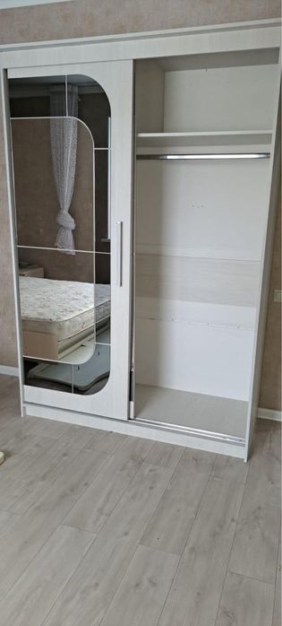 Продам шкаф с зеркалом