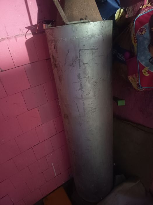 Vând boiler pe lemne, este din fontă extrem de greu !! Are un randament excelent de încălzire a apei atât cât și căldură degajată în baie .