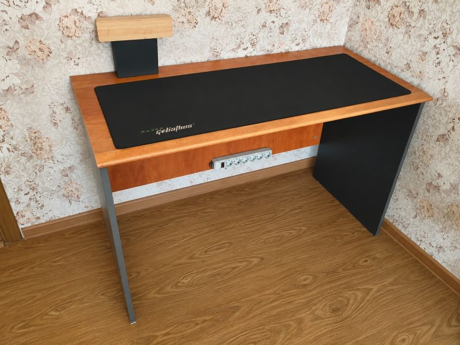 Продам компьютерный стол