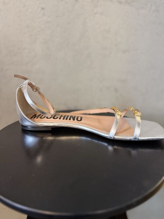 Босоножки от бренда Moschino