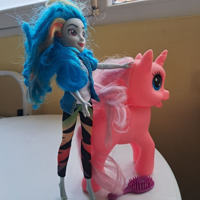 Пони- барби,,еднорози и ниско с голяма коса