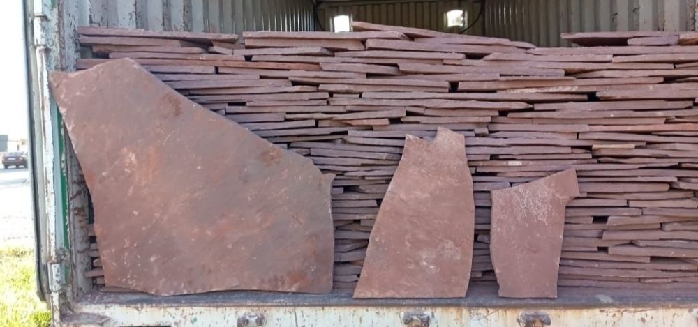 Красный дикий камень