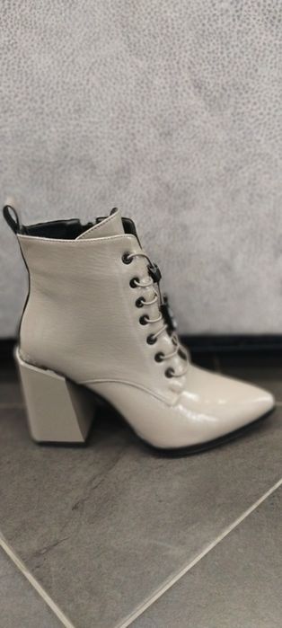 Нови боти в бежов лак.Стил и увереност.35,36,37,39размер