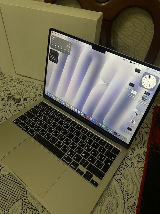 Apple MacBook Air 13,6
